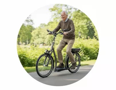 Mann fährt auf einem Sitgo durch den Park